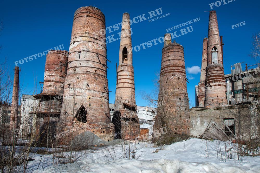 На фотографии изображен старый кирпичный завод в Карелии весной. Высокие и массивные кирпичные печи, сохранившиеся с прошлого века, создают атмосферу индустриального наследия.
